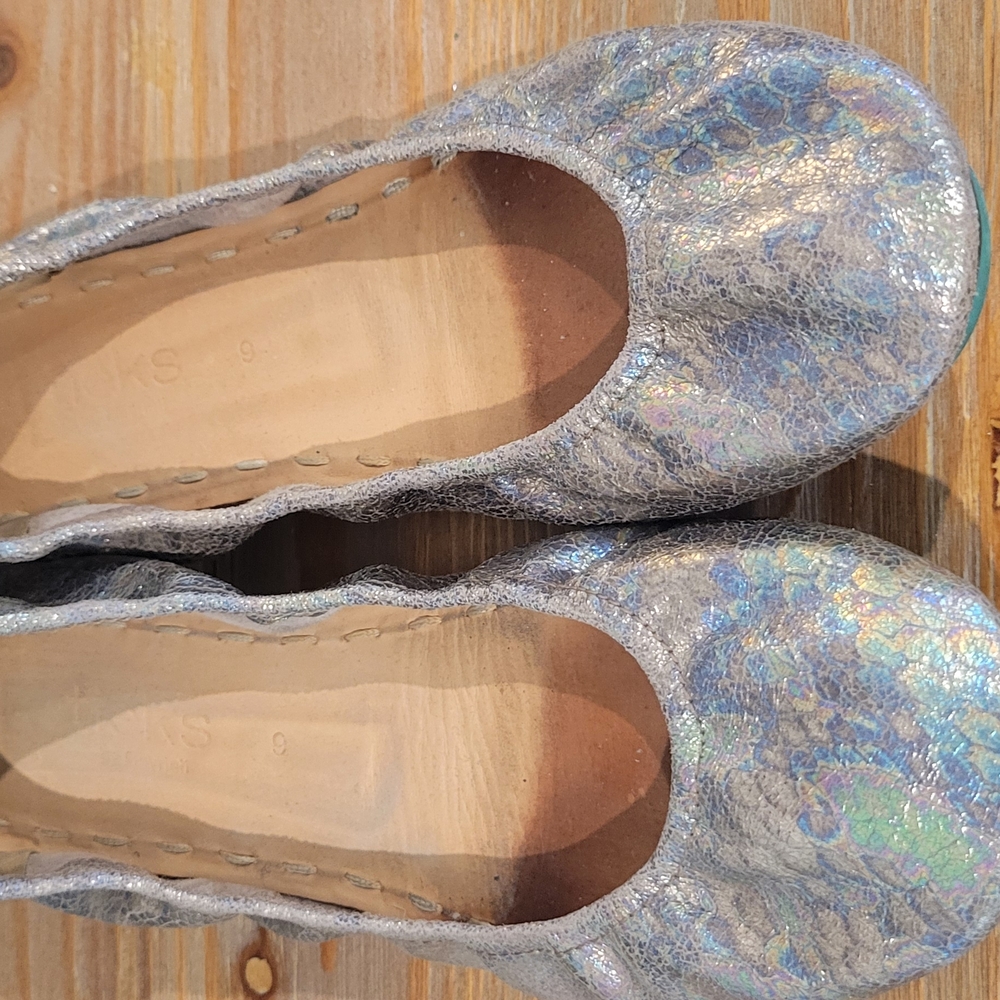 Limited Release - No Longer Available - Love Potion Tieks Size 9 - Iridescent - Picture 3 of 10